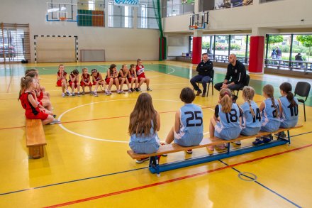 Marcin Gortat z koszykarkami z Wisły